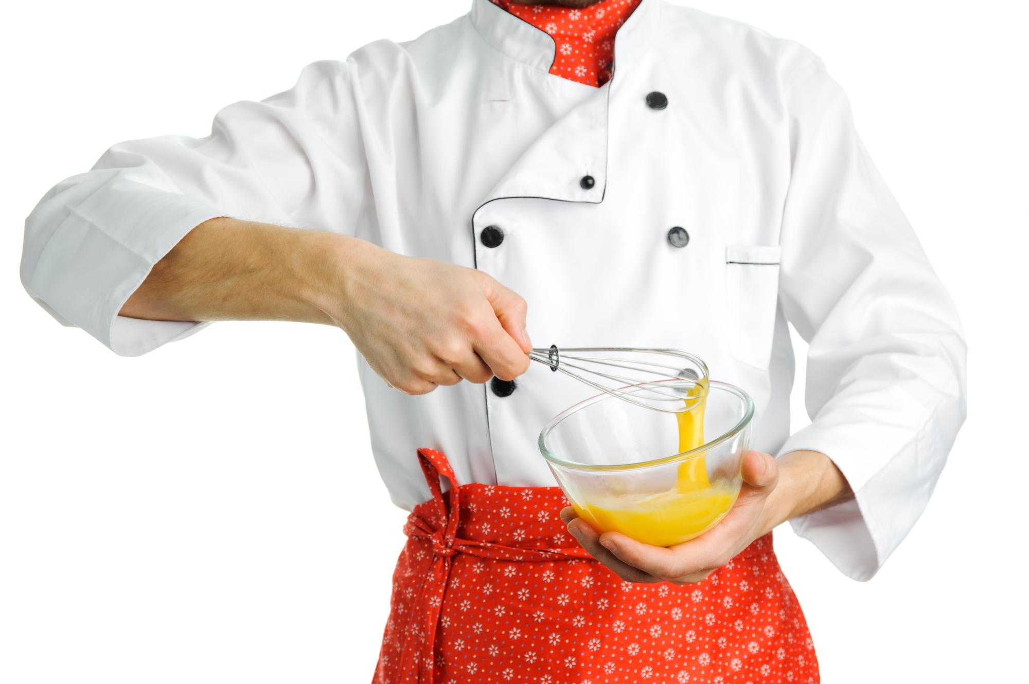 Studente mentre monta una salsa